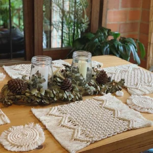 Mantel individual y posavasos de macramé